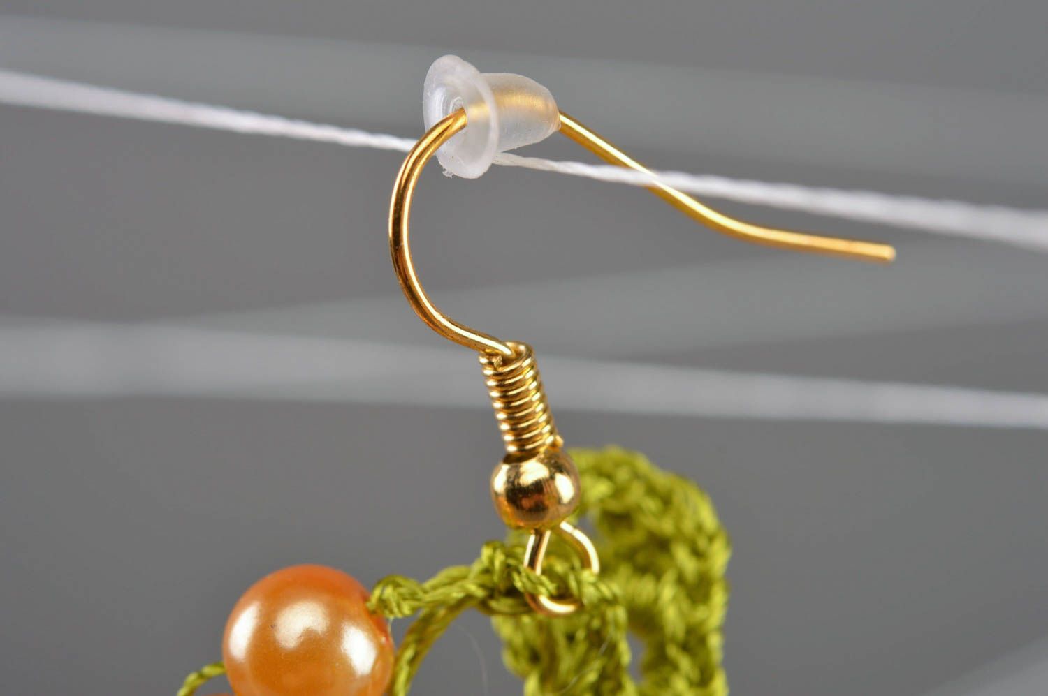 Handgefertigte Textil Ohrringe aus Baumwolle und Synthetikgarn mit Glasperlen foto 3