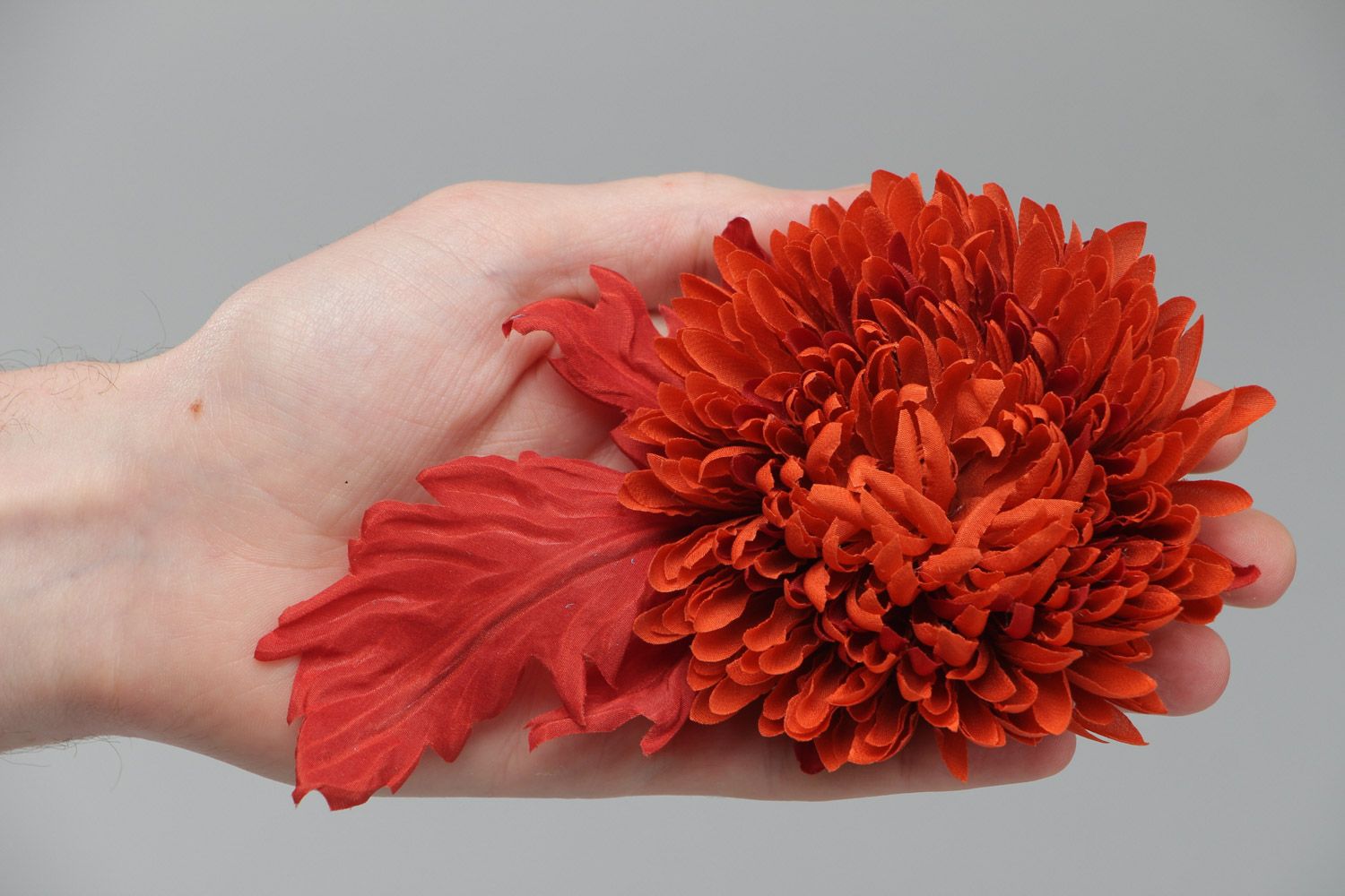 Брошь цветок из ткани красная яркая большая красивая оригинальная ручной работы фото 5