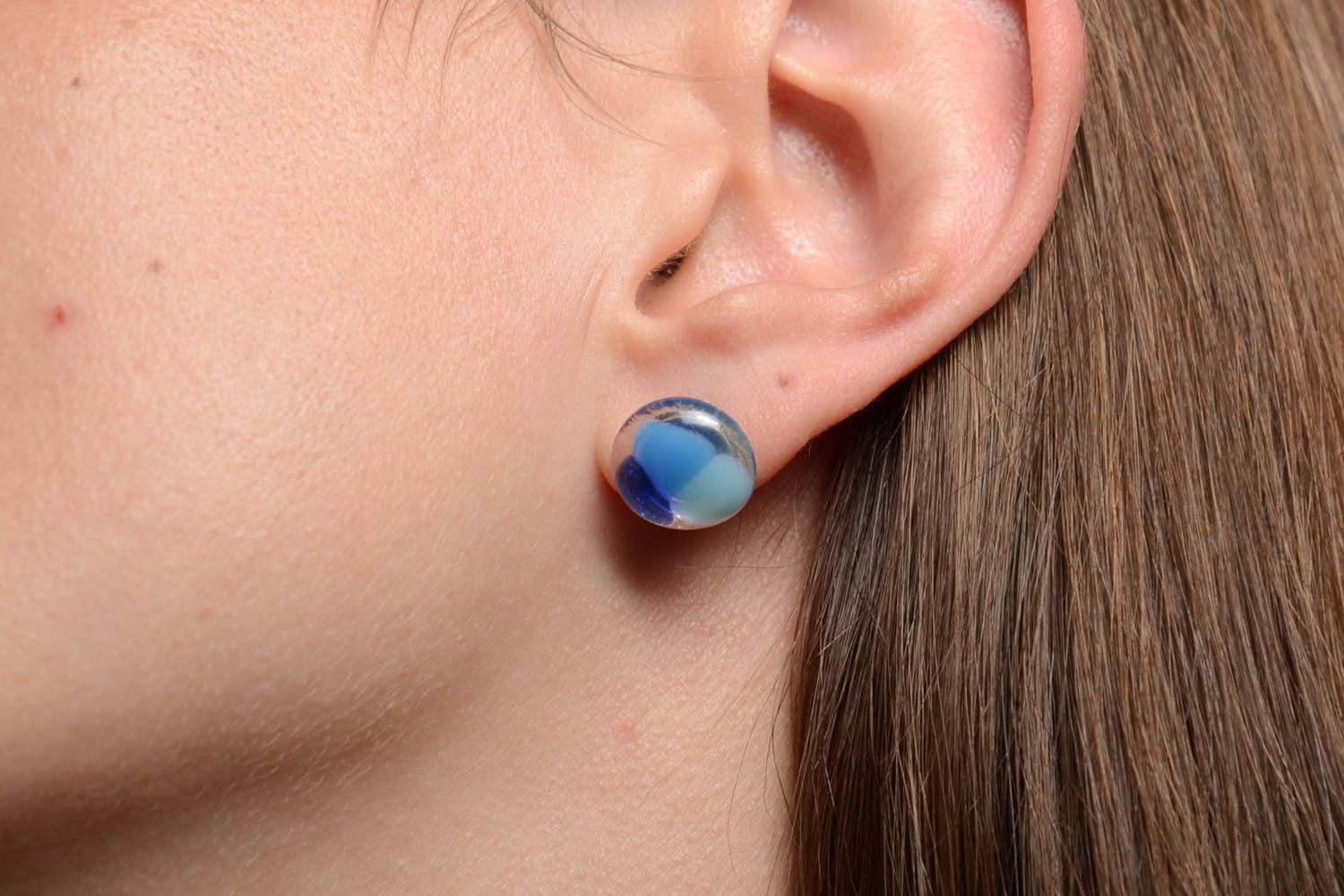 Petites boucles d'oreilles clous rondes bleues transparentes faites main photo 2