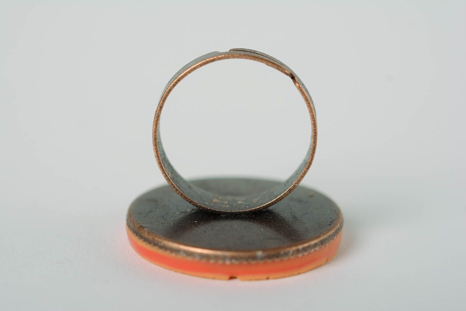 Bague en pâte polymère faite main ronde orange design original bijou de cérateur photo 5