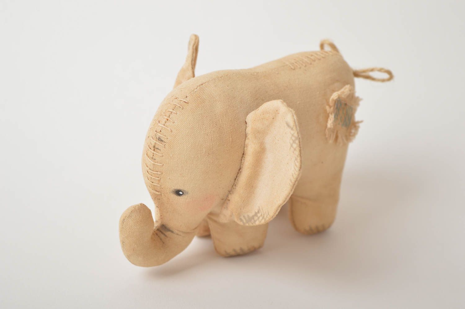 Игрушка ручной работы игрушка слон из льна расписная декоративная подвеска фото 2
