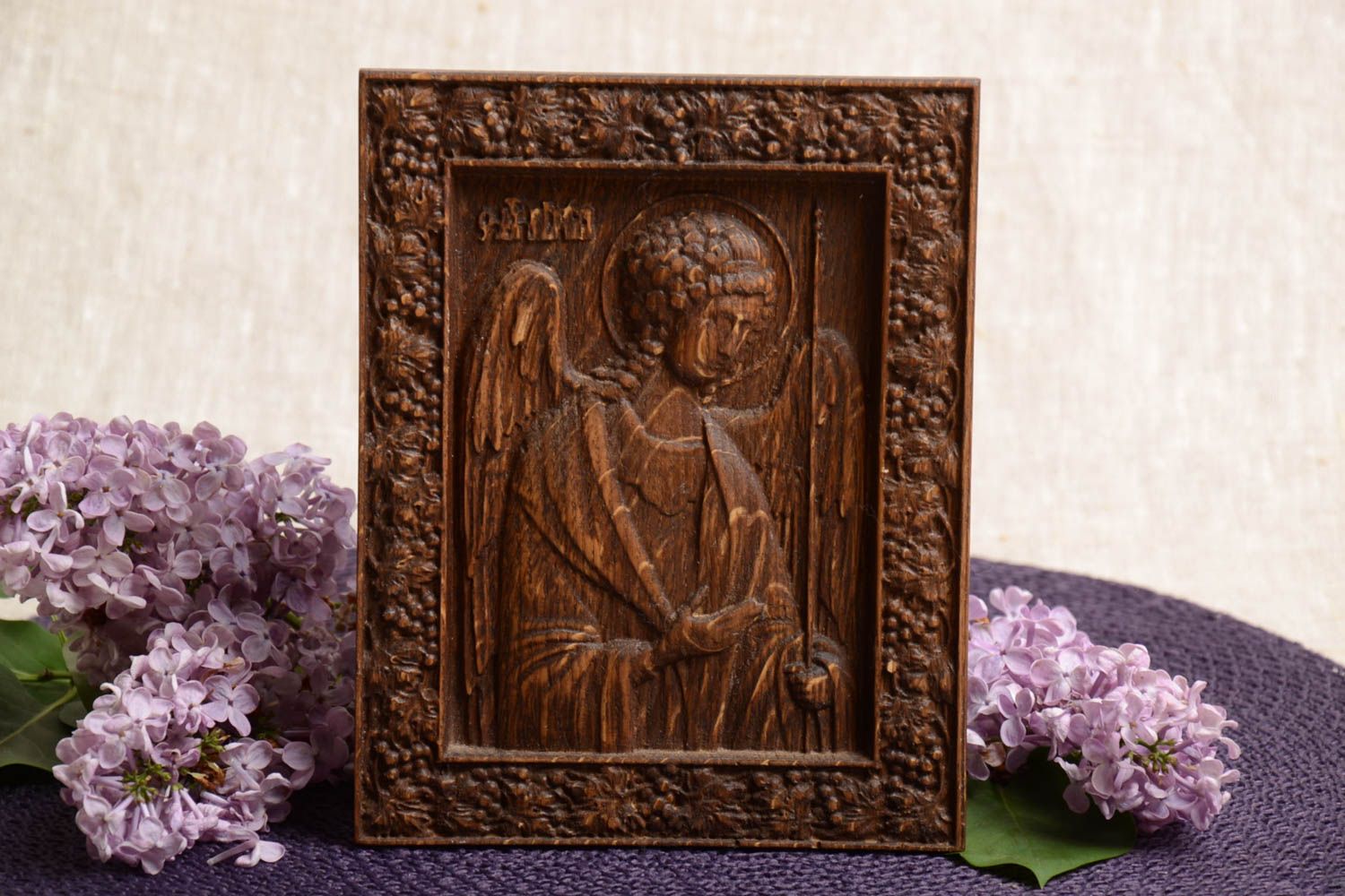 Icono religioso ortodoxo de madera con arcángel Miguel hecho a mano tallado foto 1