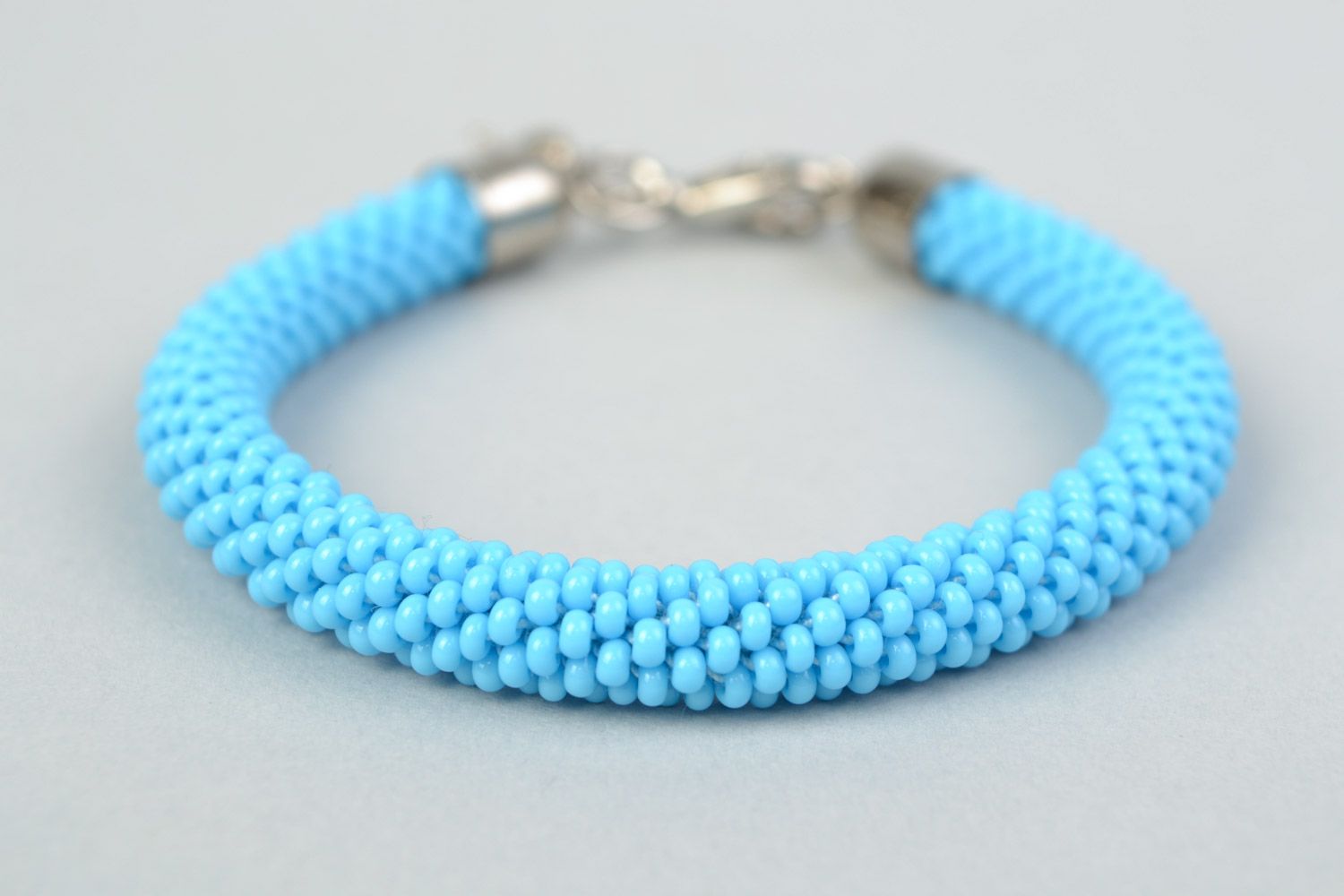 Bracelet crocheté en perles de rocaille tchèques bleu ciel original fait main photo 3