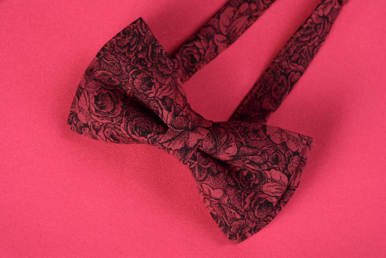 Gravata borboleta artesanal de tecido Rosas de cor vinho foto 3
