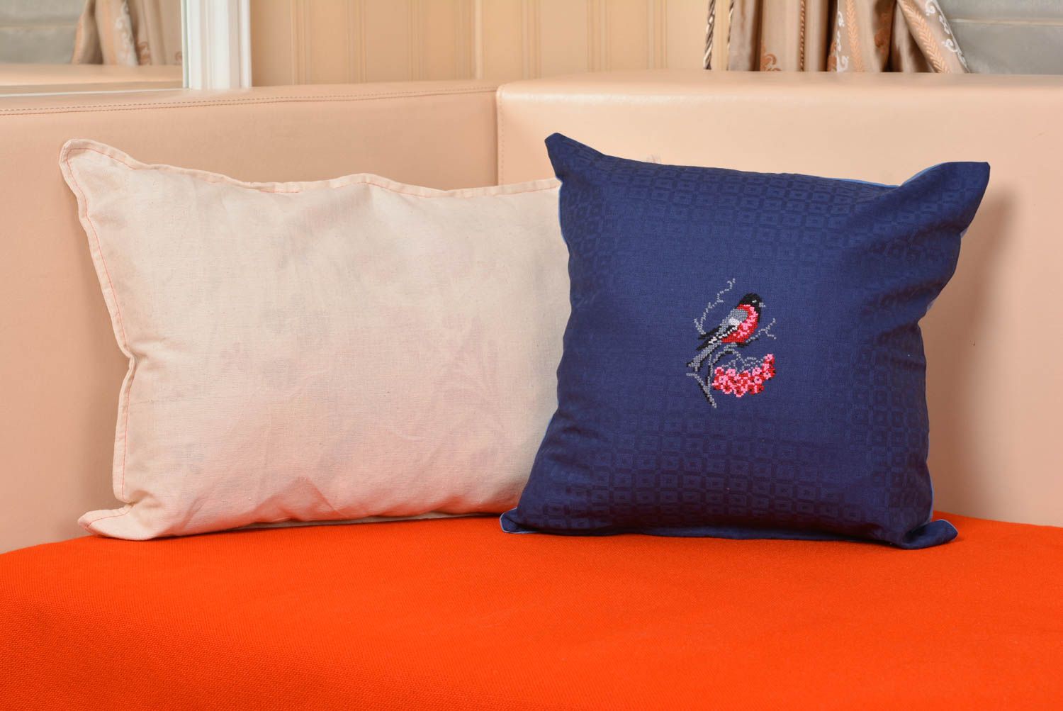 Funda de almohada hecha a mano de satén azul con pajarito bardado hermosa foto 3