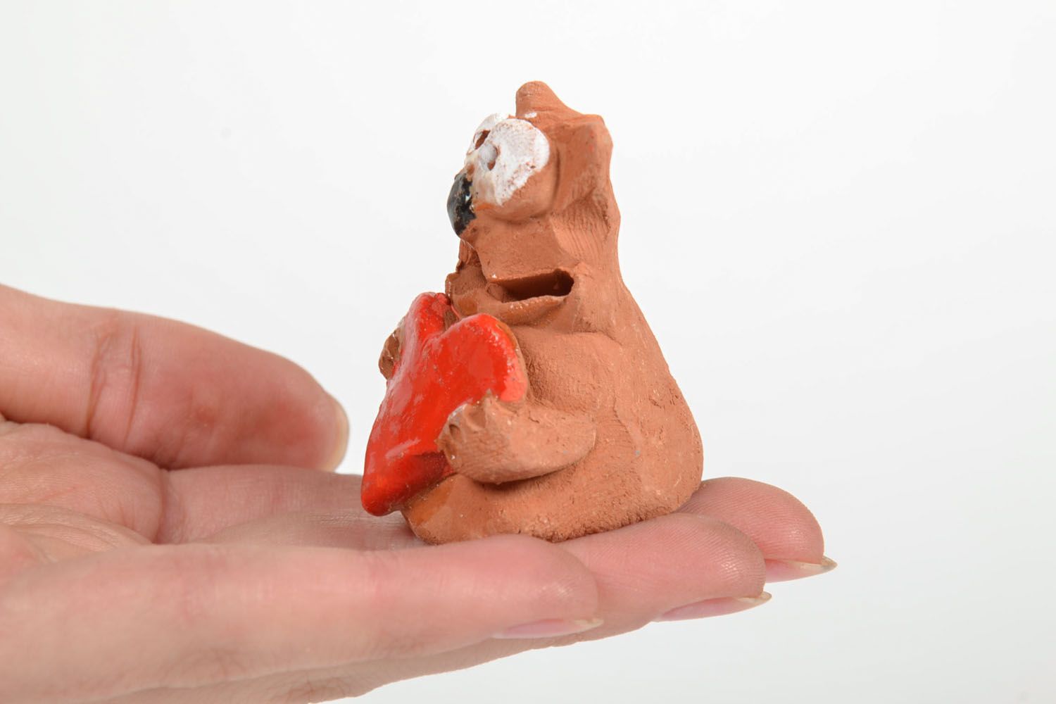 Estatueta de cerâmica gato com um coração foto 5