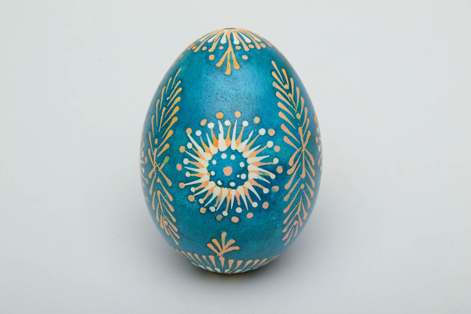 Пасхальное яйцо ручной работы голубое с лемковскими символами  фото 2