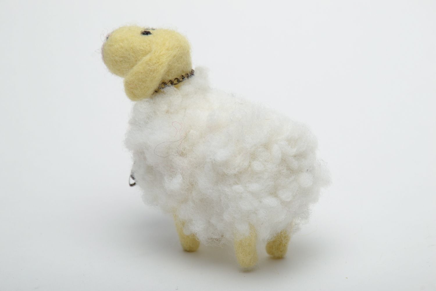 Валяная игрушка овечка фигурка из шерсти для декора дома фото 4