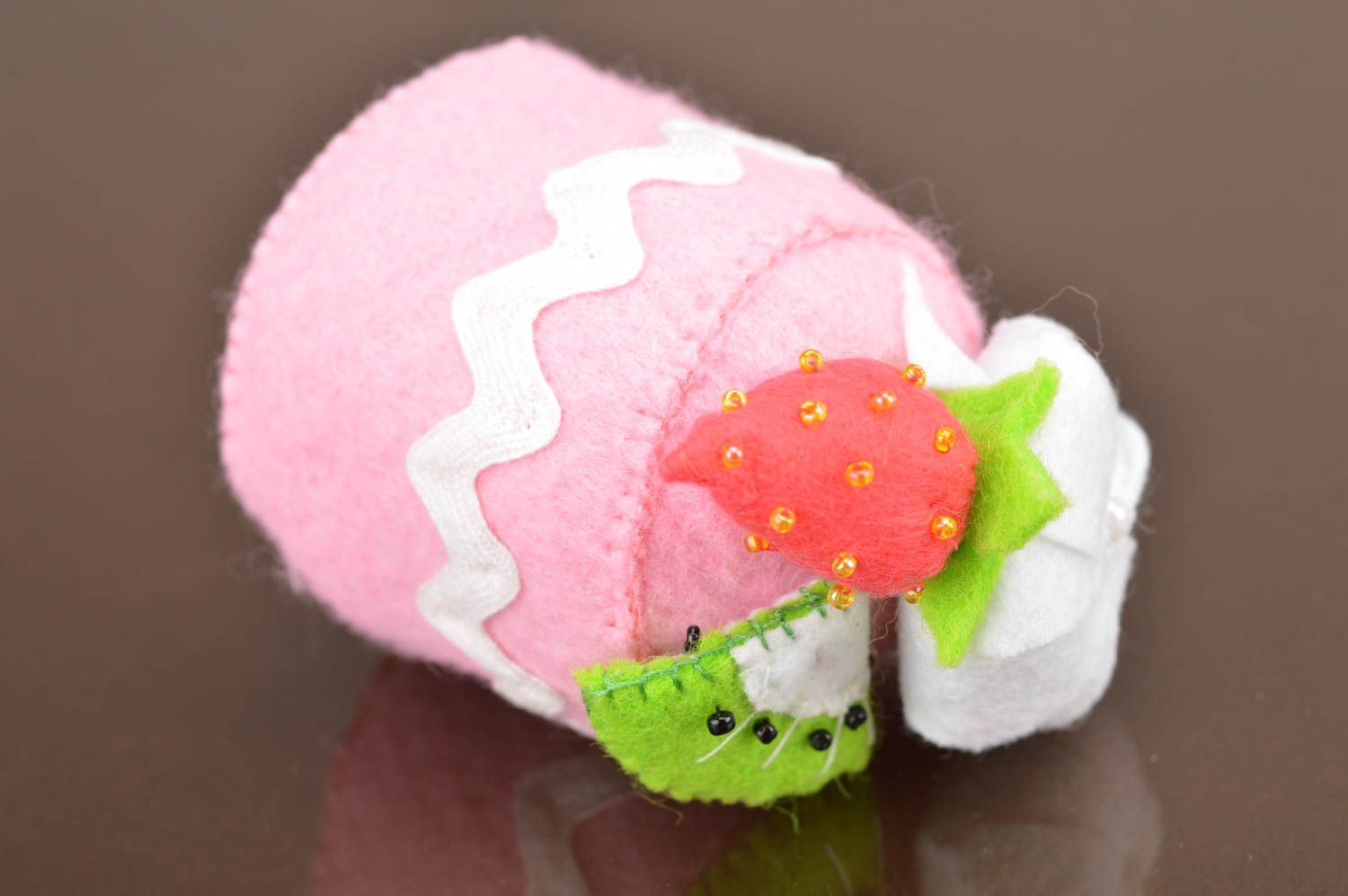 Pique-aiguilles gâteau rose en feutre fait main original pour couture décor photo 2