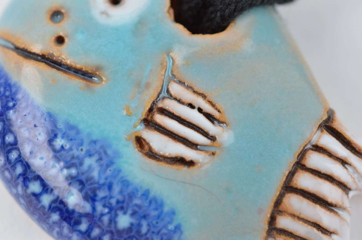 Кулон ручной работы авторский кулон подвеска из глины в виде рыбки на шнурке фото 4
