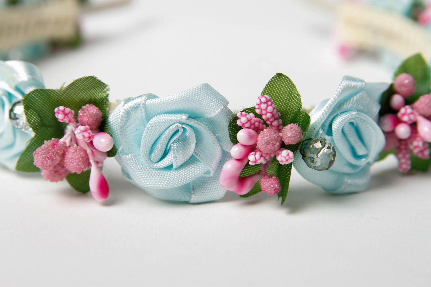 Handmade Blumen Haarreif Accessoire für Frauen mit weißen Rosen Haar Schmuck foto 4