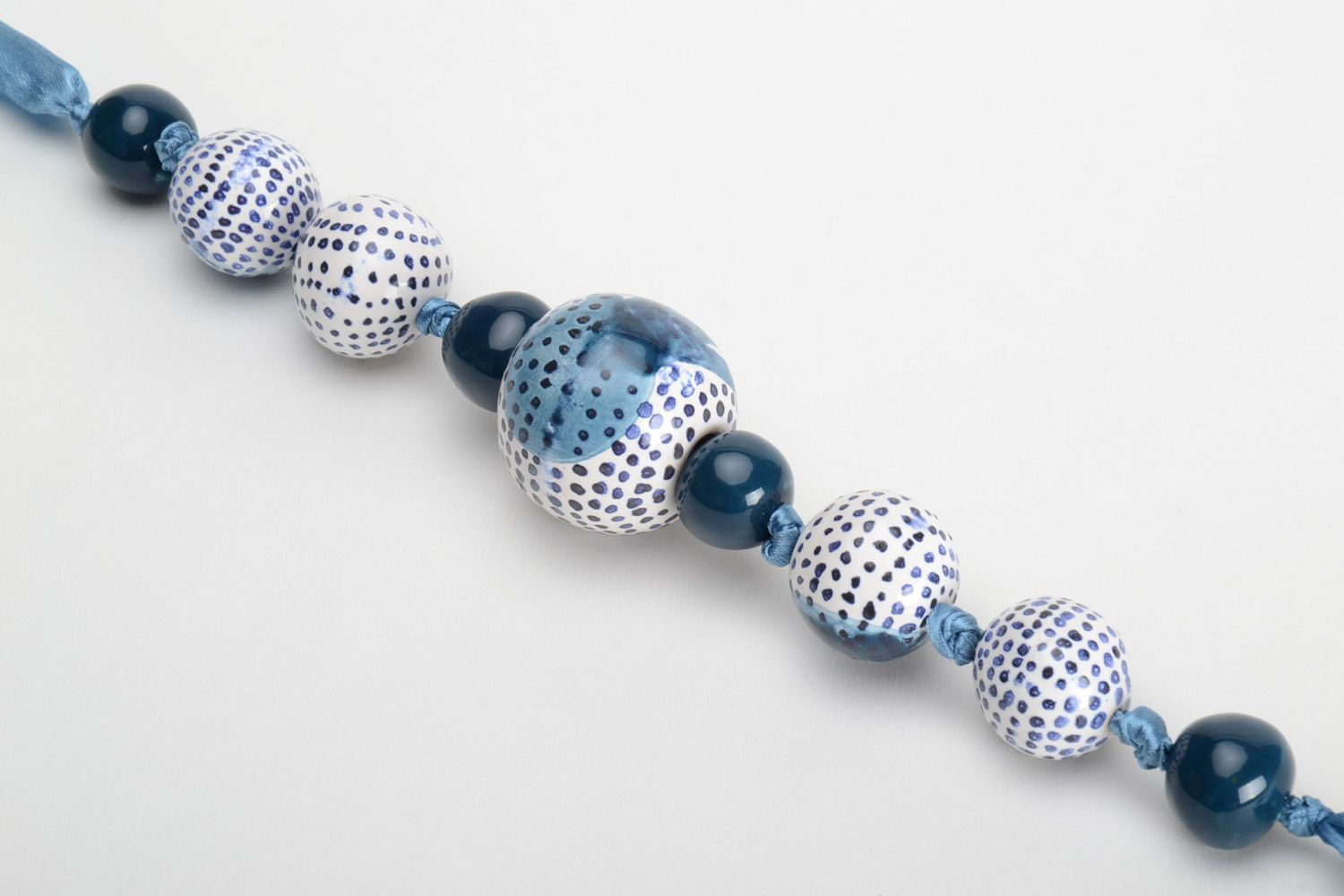 Beau collier en argile fait main peint des émaux bleus sur ruban pour femme photo 4