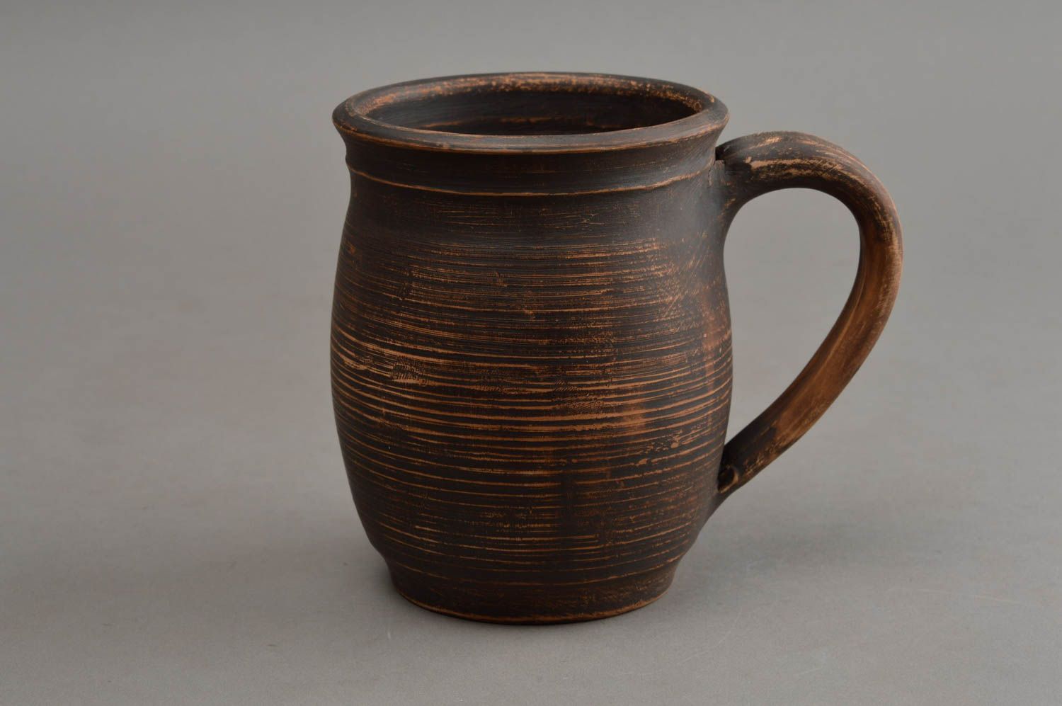 Глиняная чашка большая коричневая красивая ручной работы объемом 500 мл фото 2