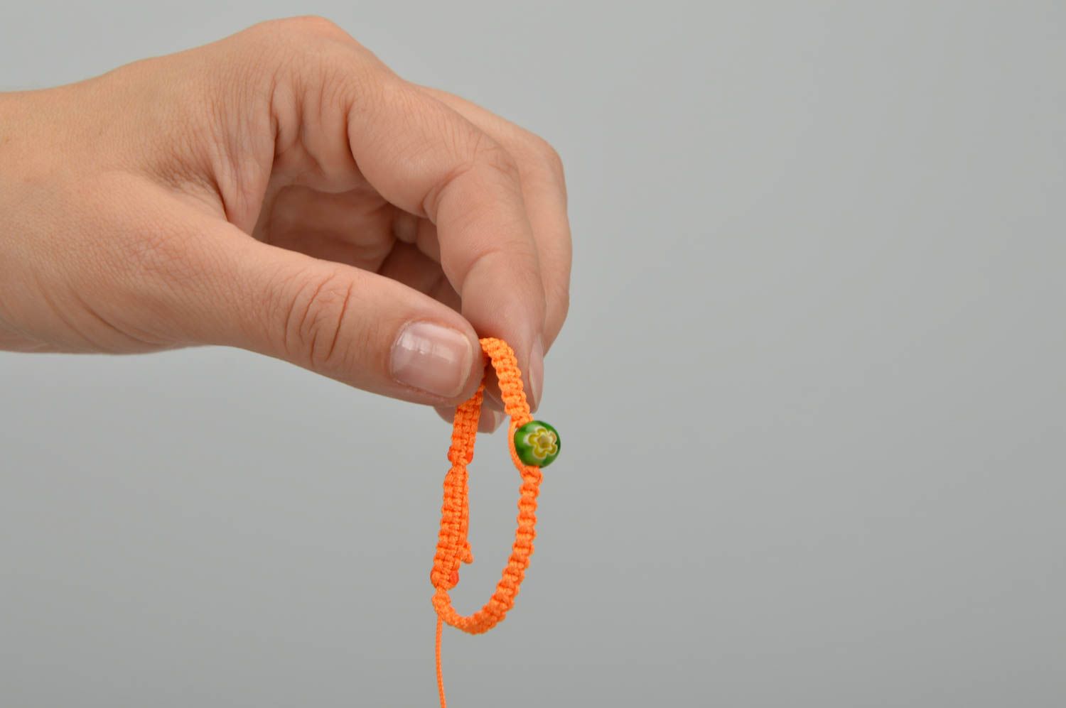 Оранжевый браслет из вощеного шнурка с бусинкой ручной работы красивый фото 5