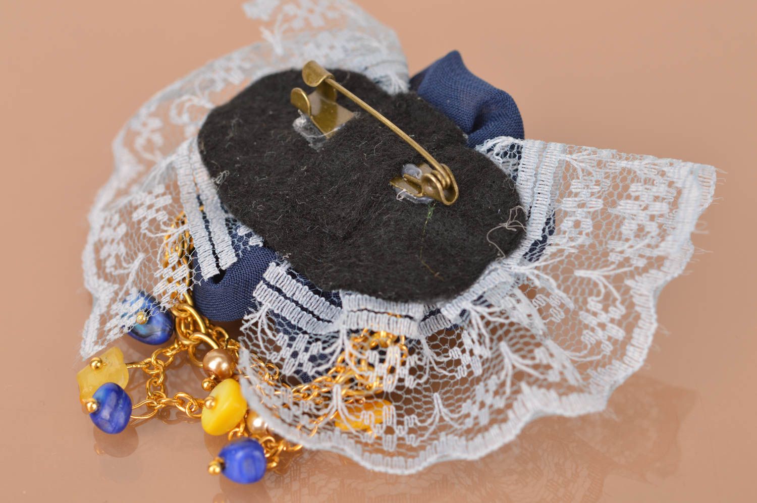 Broche avec chaînes et dentelle faite main style vintage Fleur bleue originale photo 4