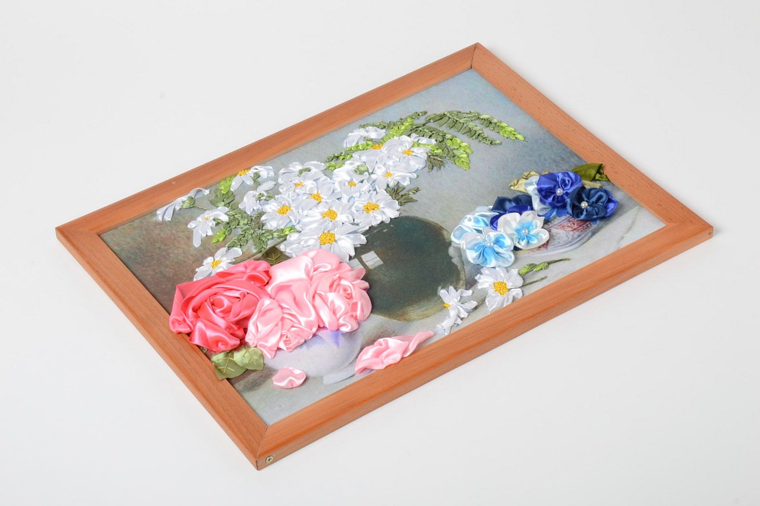 Cuadro bordado con cintas sobre estampado en marco de madera bonito artesanal foto 2