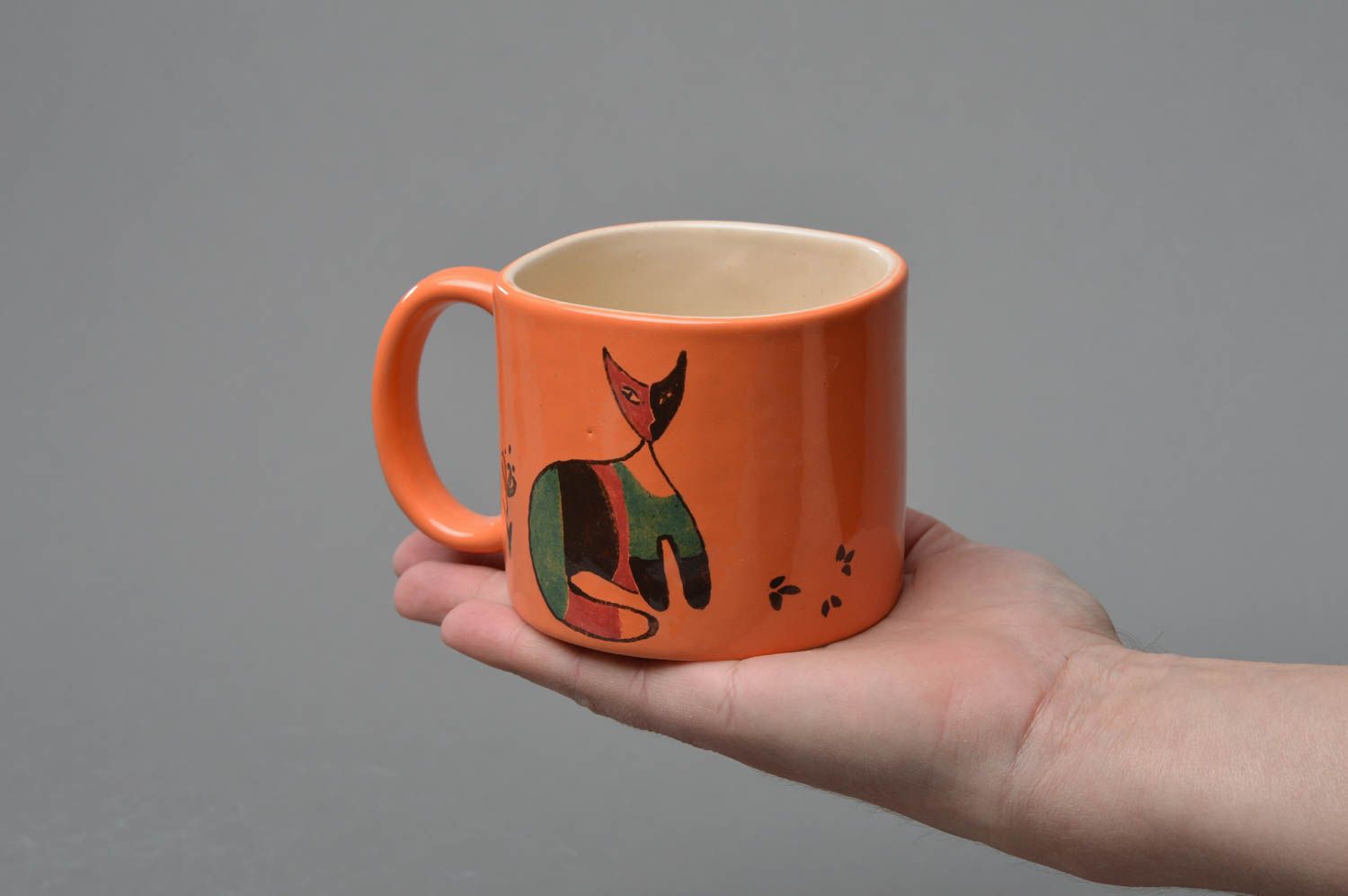 Чайная фарфоровая чашка ручной работы расписанная цветной глазурью с котом фото 4