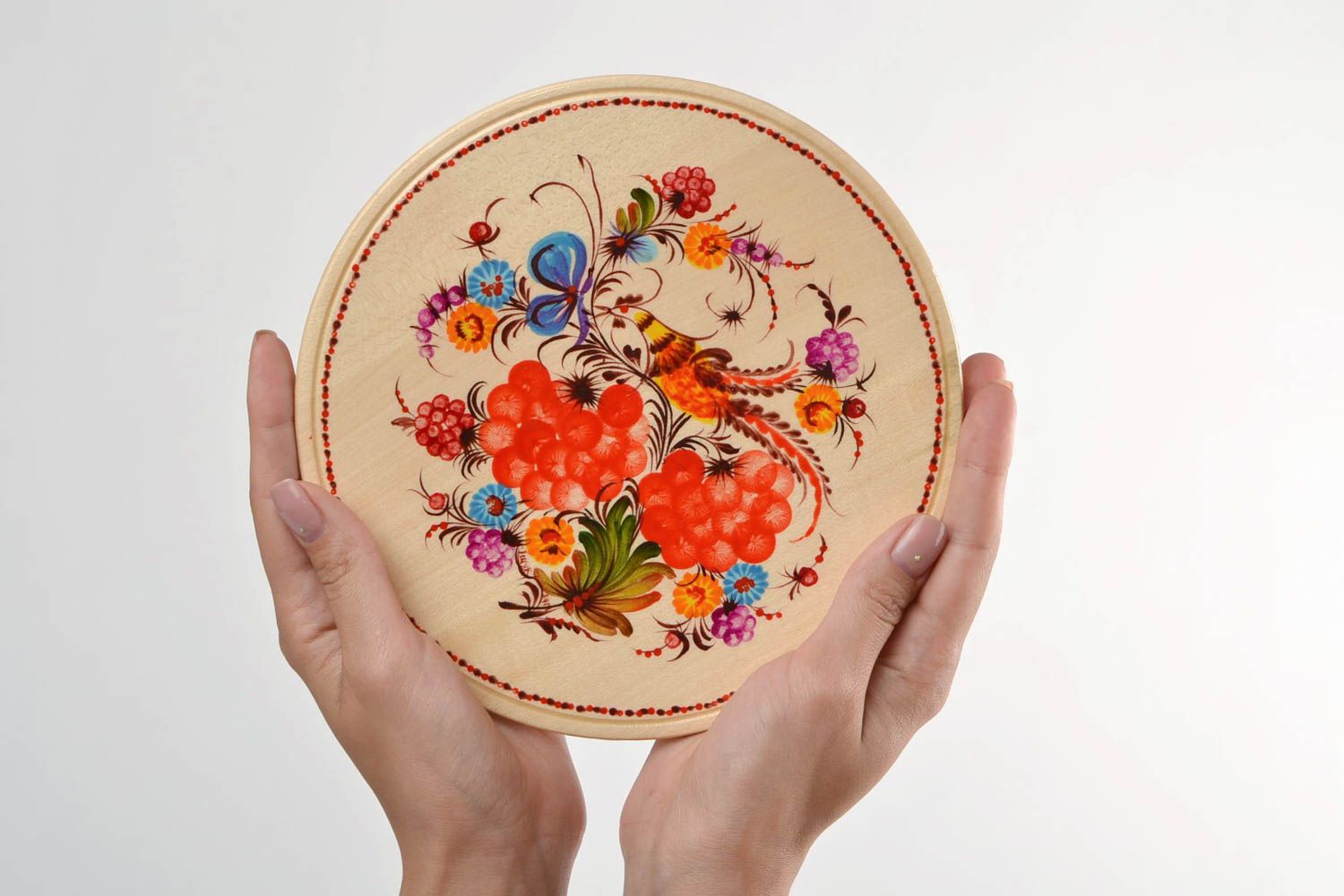 Настенная деревянная тарелка с Петриковской росписью ручной работы круглая фото 6