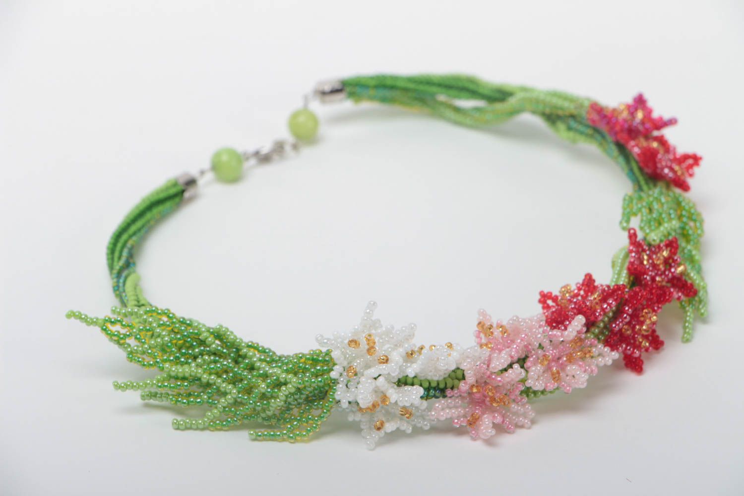 Schönes grünes originelles handgemachtes Collier aus Glasperlen mit Blumen foto 3