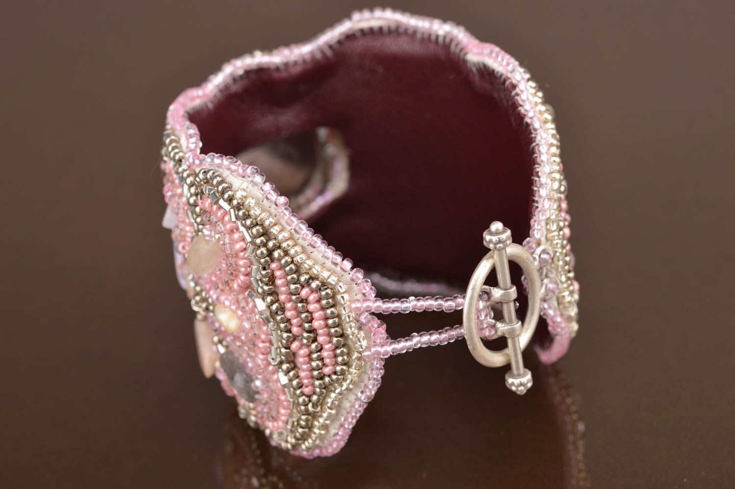 Montre bracelet large pour femme cuir perles de rocaille roses faite main photo 3