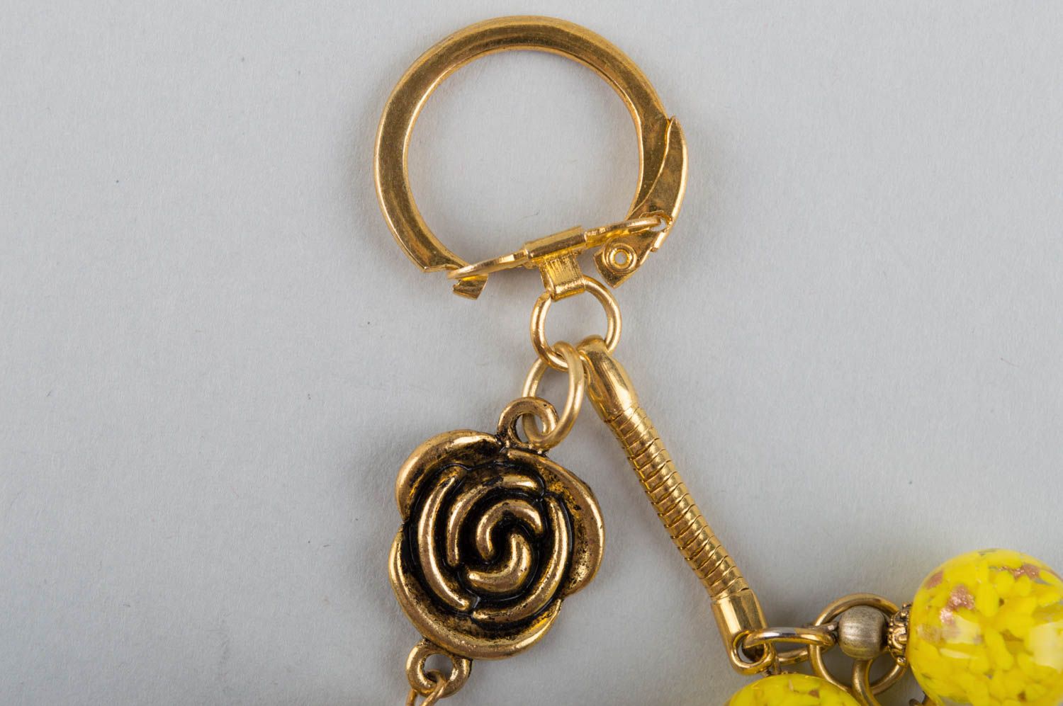Porte-clés en verre de Murano et laiton jaune avec breloques fait main  photo 3