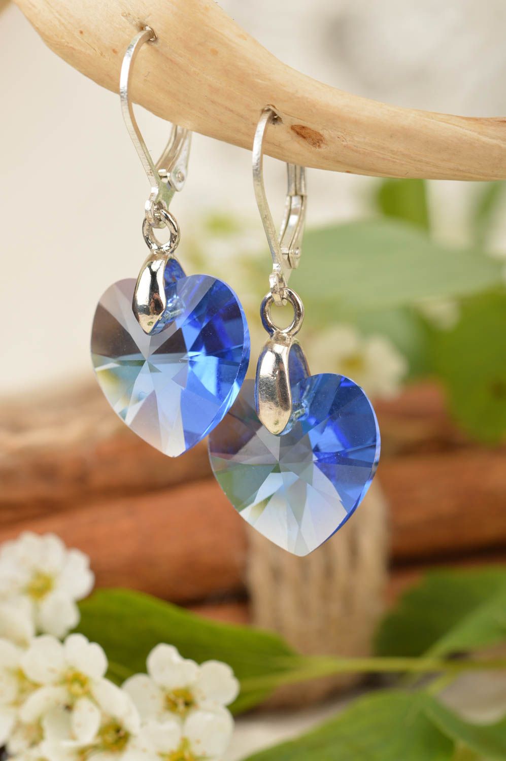 Серьги с кристаллами в виде сердечек голубые красивые небольшие ручной работы фото 1