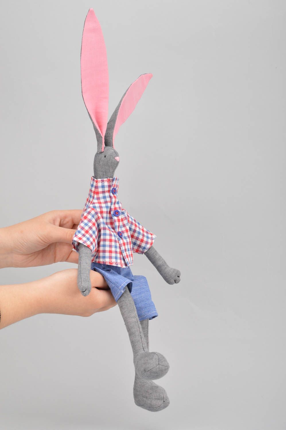 Schönes handgemachtes Kuscheltier Hase aus Textil künstlerisches Spilezeug toll foto 3