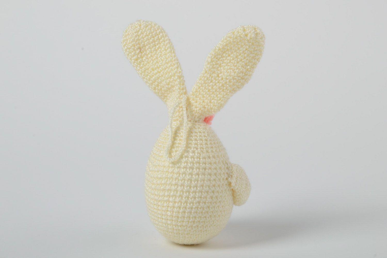 Вязаное яйцо кролик на деревянной основе молочного цвета маленькое ручная работа фото 3