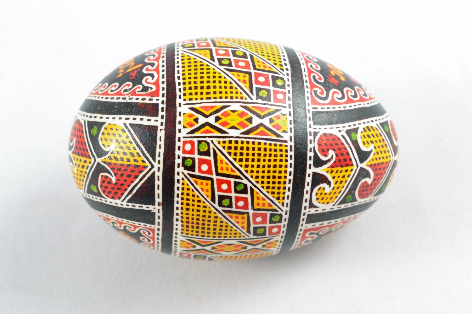 Huevo pintado sobre la base de huevo de ganso foto 4