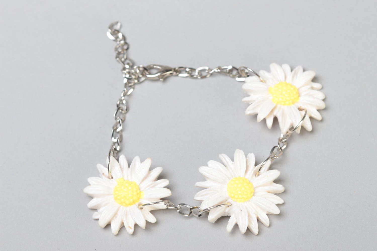 Handmade metal chain women's wrist bracelet with polymer clay chamomile flowers  photo 1
