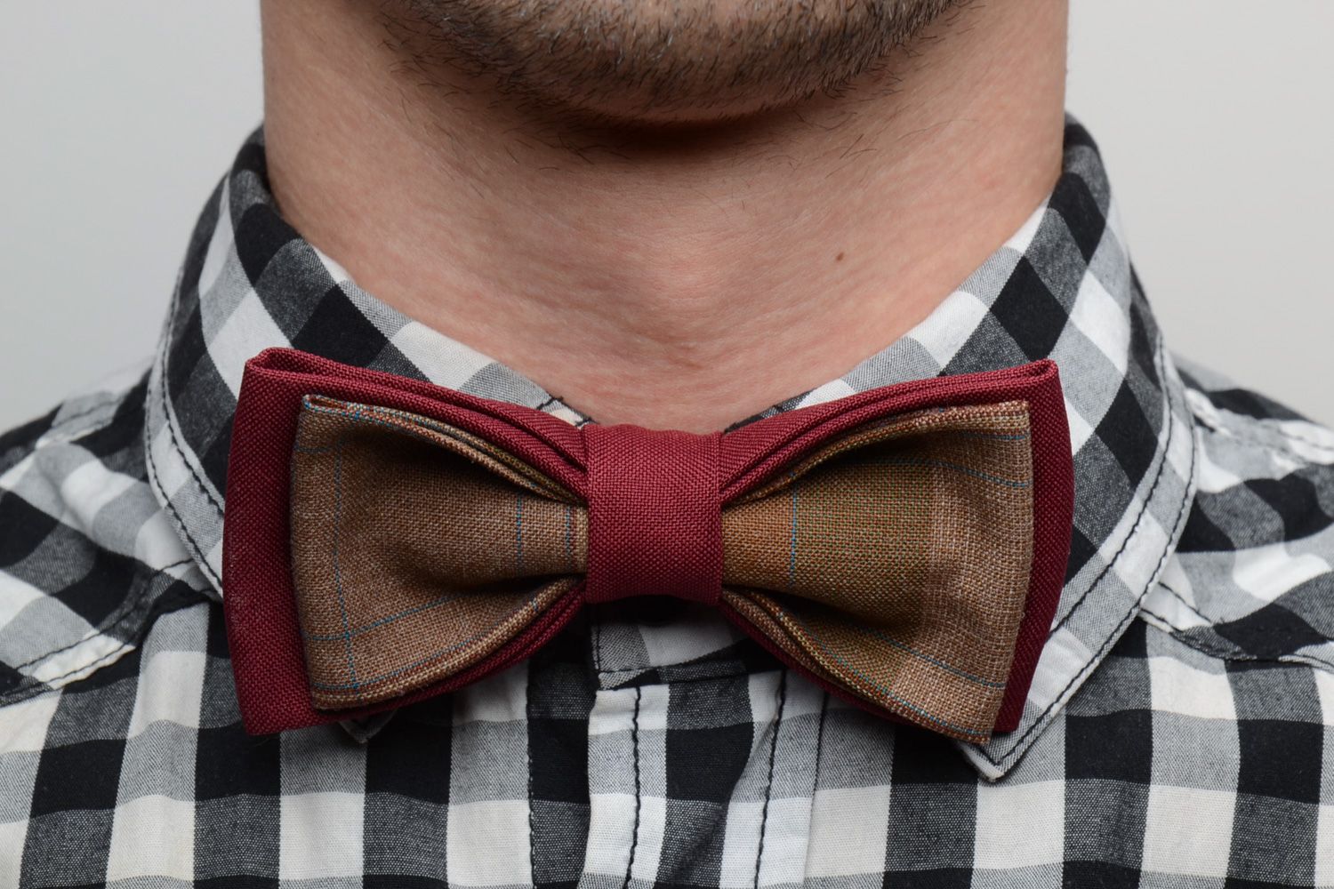 Handmade stylish bow tie sewn of costume fabric of dark red and brown colors photo 1