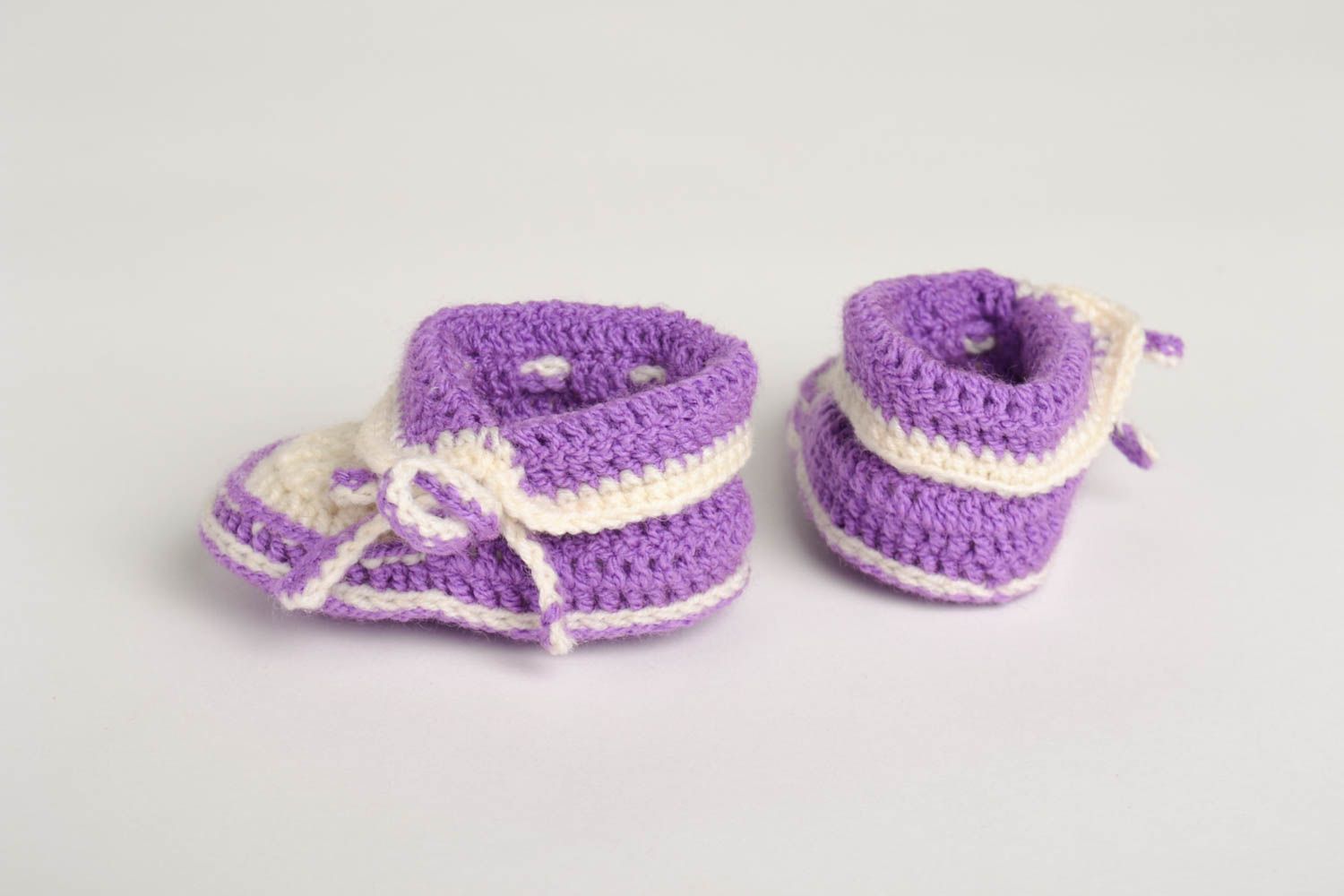 Handgefertigte Schuhe gehäkelte Babyschuhe Geschenk für Kleinkinder lila weiß foto 4