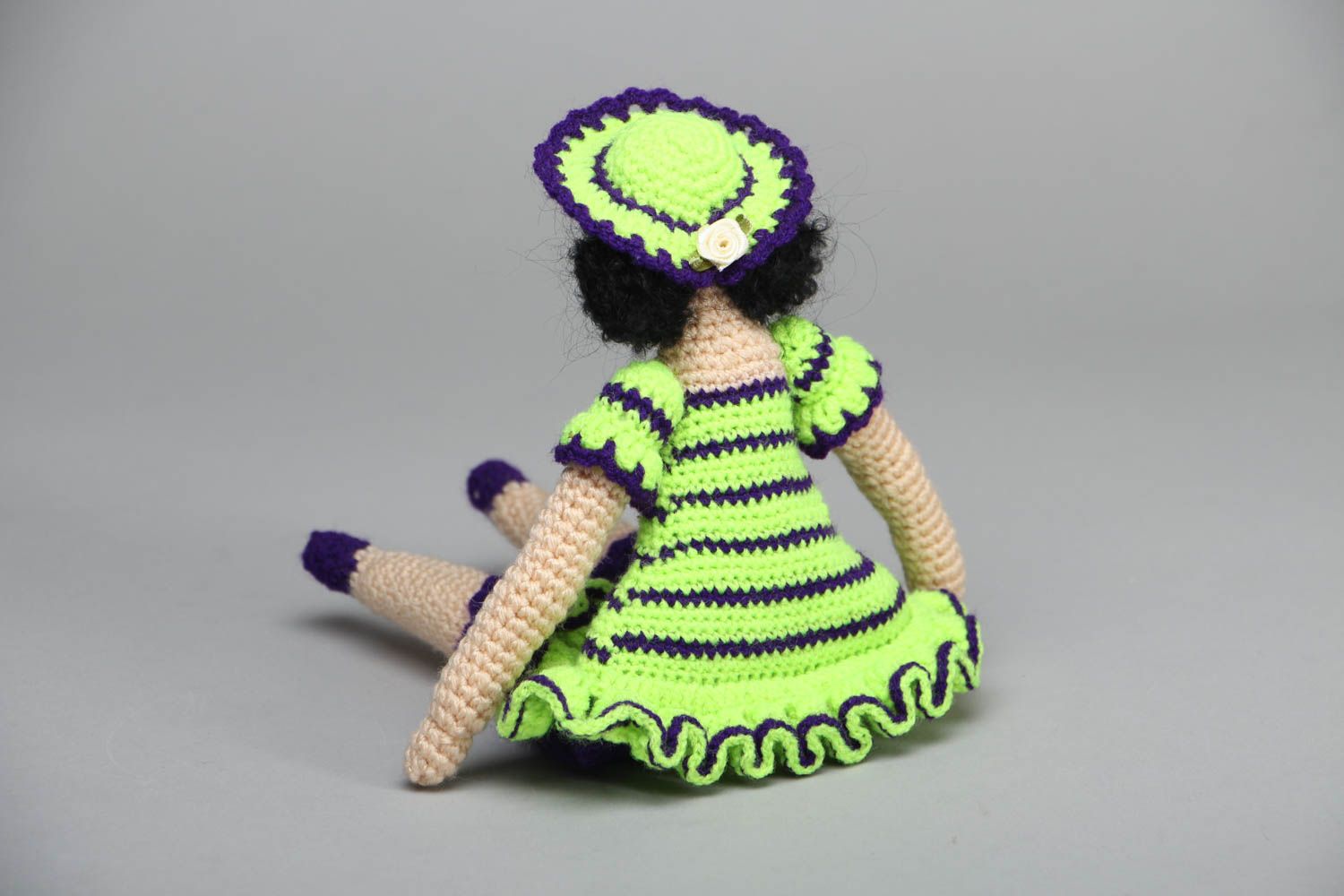 Мягкая вязаная кукла Дамочка в шляпе фото 3