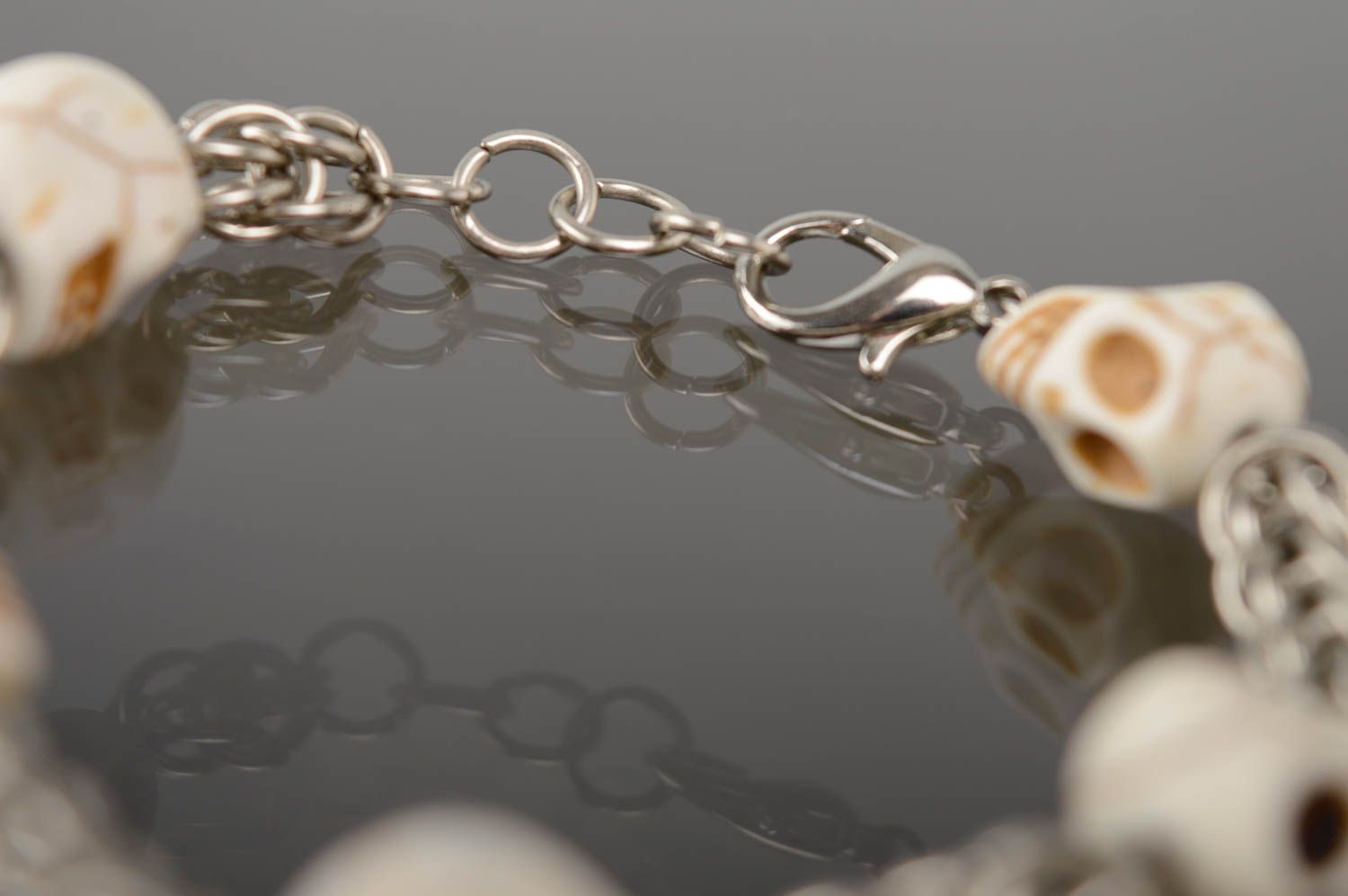 Bracelet métallique fait main original décoré des perles en forme de crânes photo 3