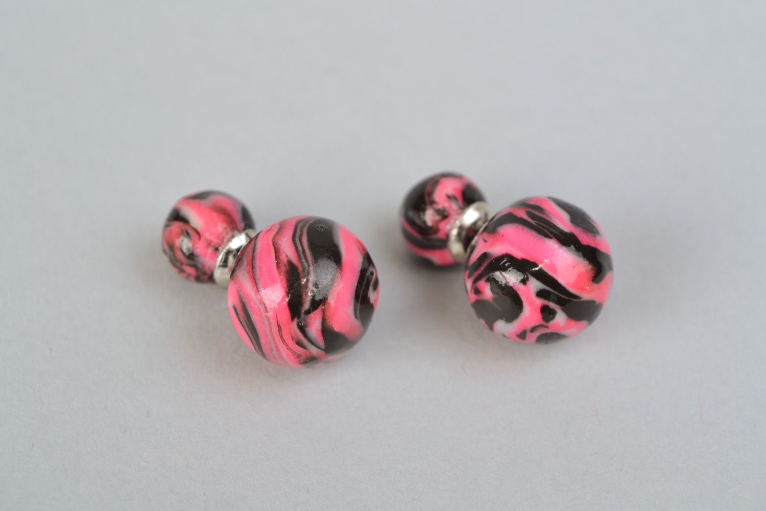 Boucles d'oreilles puces double perle roses et noires faites main pour femme  photo 4