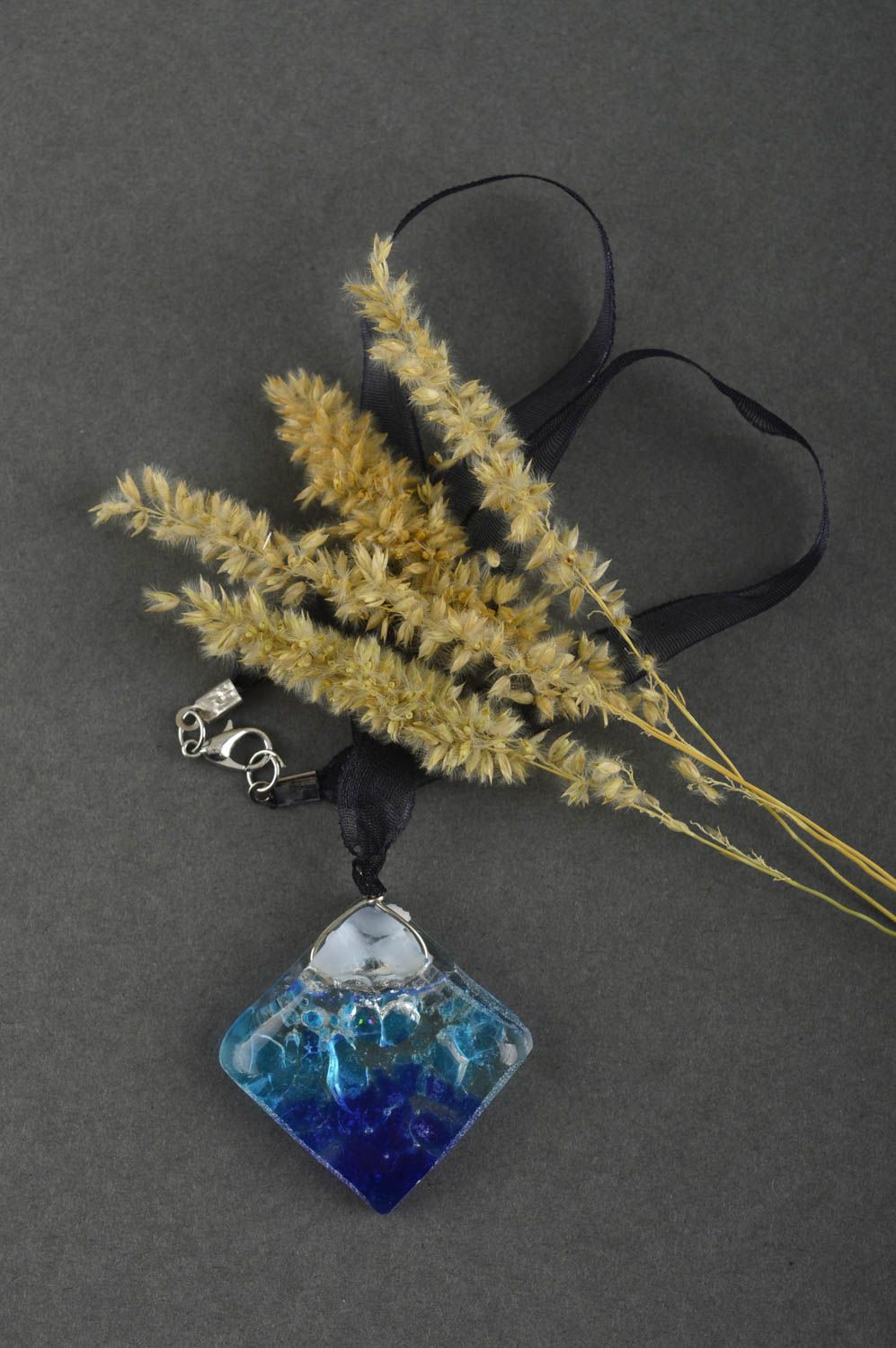 Pendentif en verre Bijou fait main losange bleu sur ruban Cadeau femme photo 1