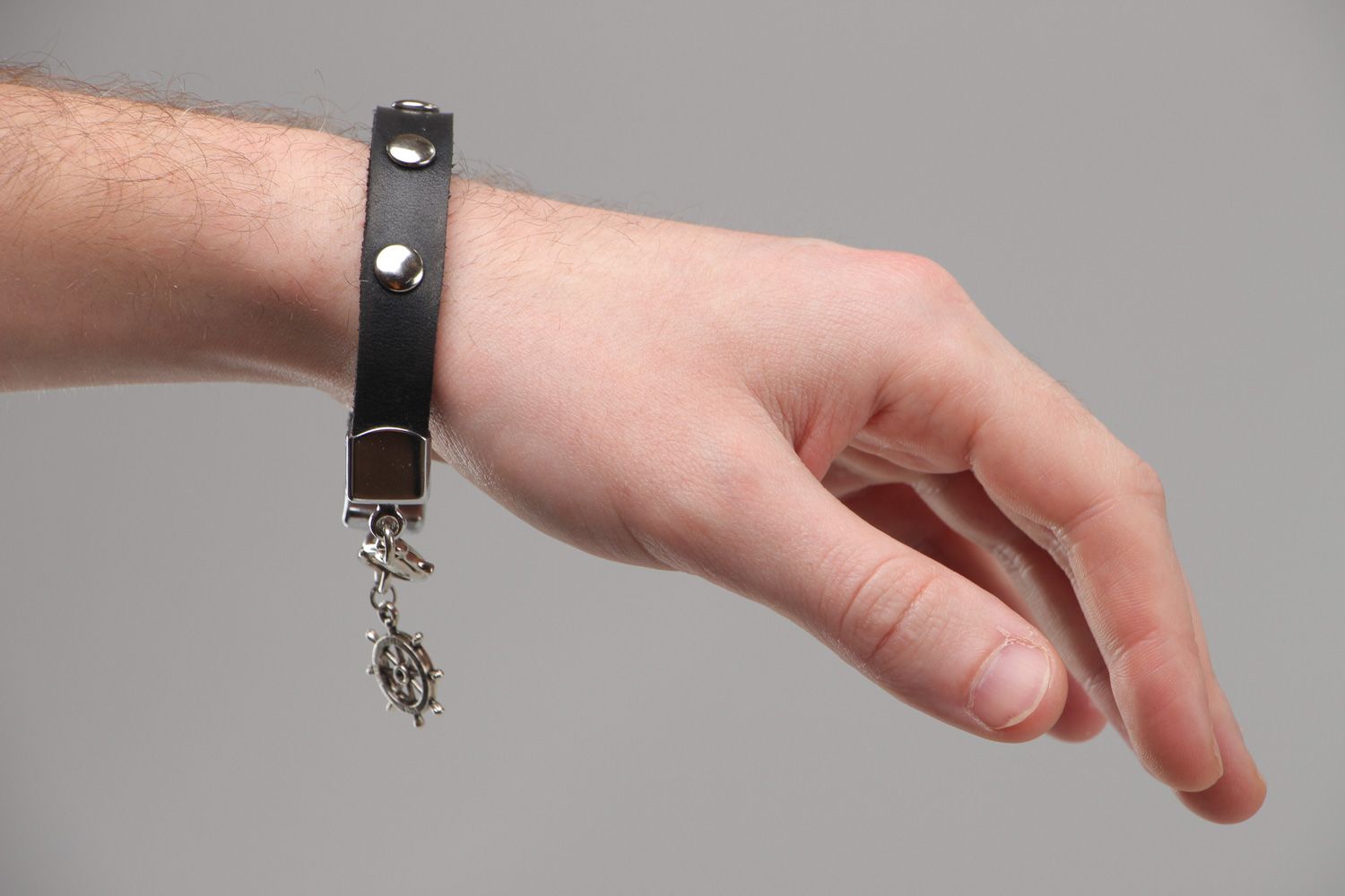 Bracelet en cuir naturel fait main original noir avec pendentif marin en métal photo 5
