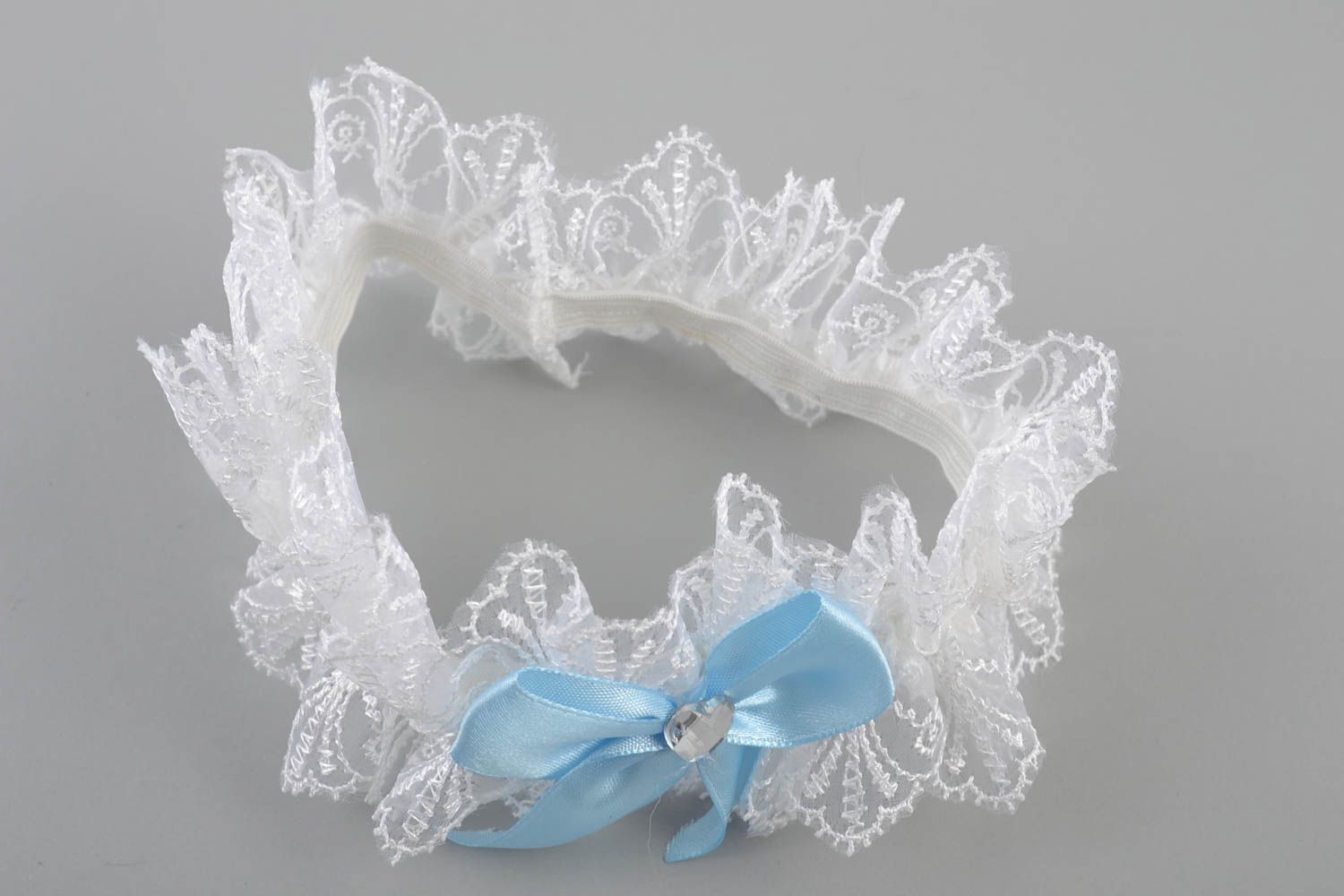 Handgemachtes Hochzeit Strumpfband mit Spitze und blauer Schleife aus Atlasband foto 2