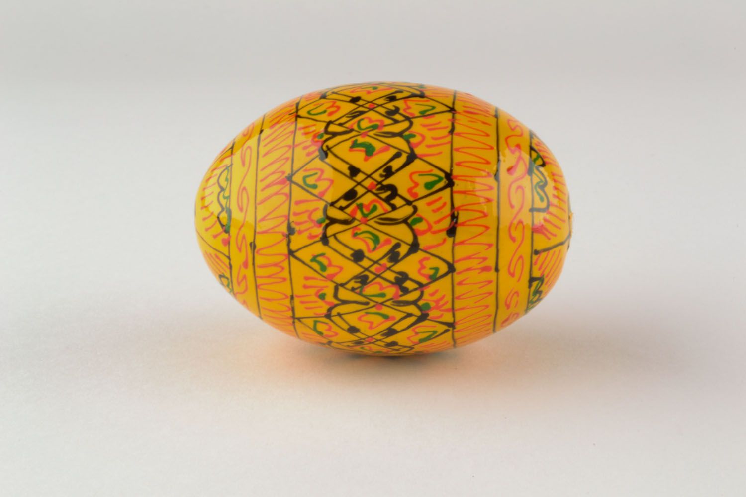 Huevo pintado de amarillo foto 2