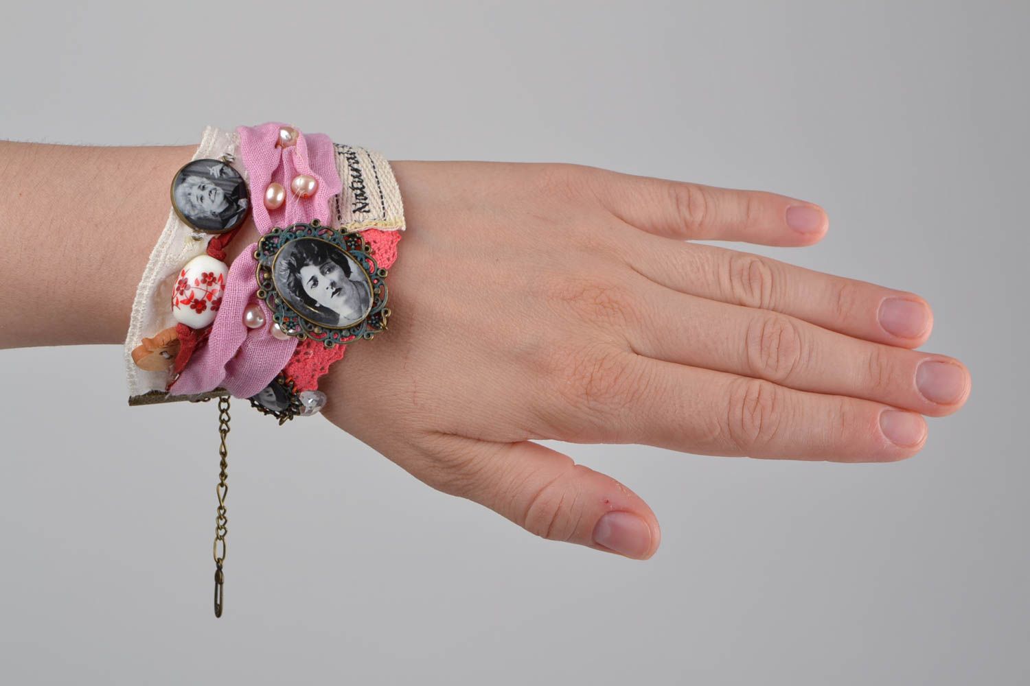 Bracelet vintage fait main Bijoux artisanaux en tissu dentelle Accessoire femme photo 7