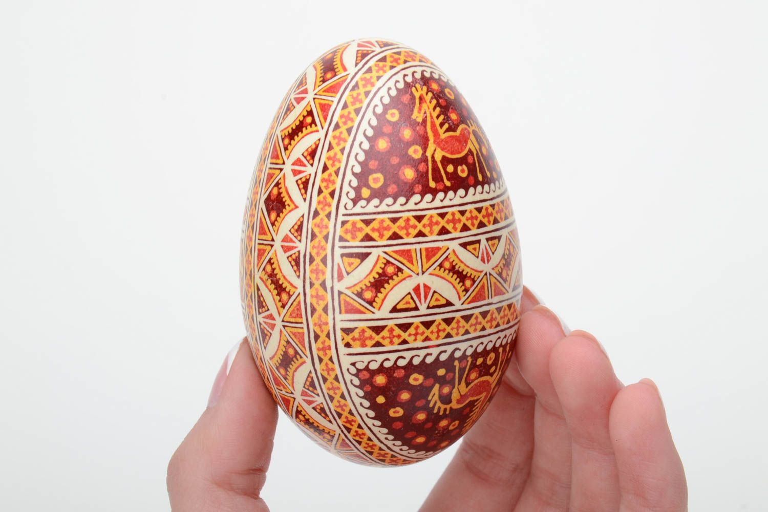 Huevo de Pascua de ganso artesanal pintado con ornamentos en técnica de cera rojo foto 5