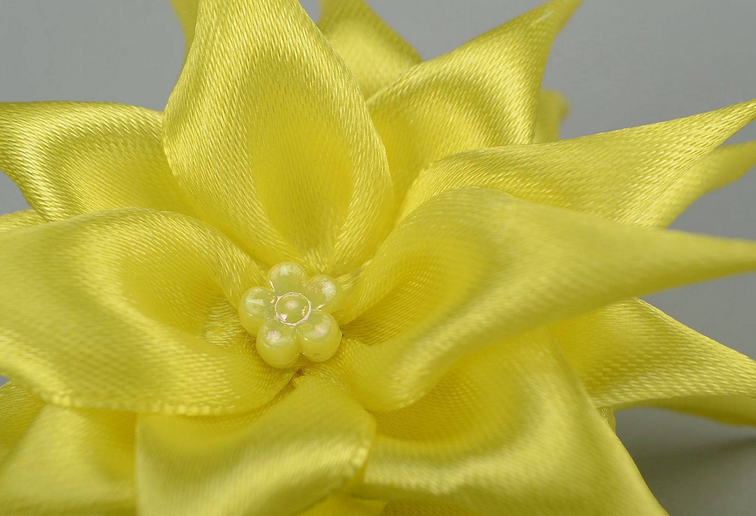 Élastique à cheveux avec fleur jaune en satin  photo 4