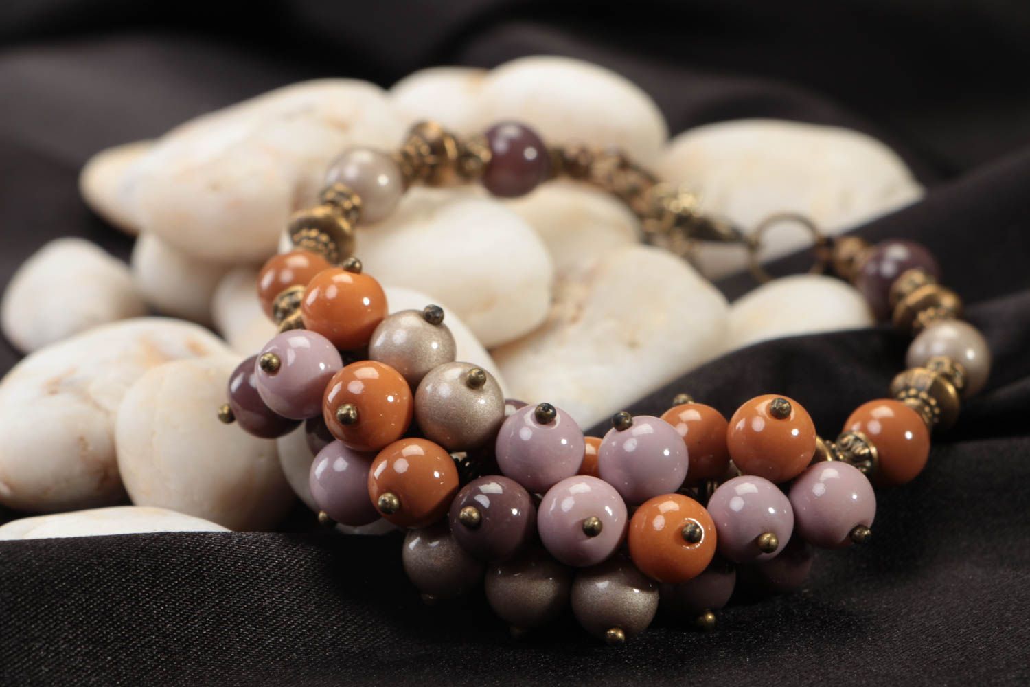 Bracelet en perles céramiques mauve brun fait main sur chaîne original photo 1