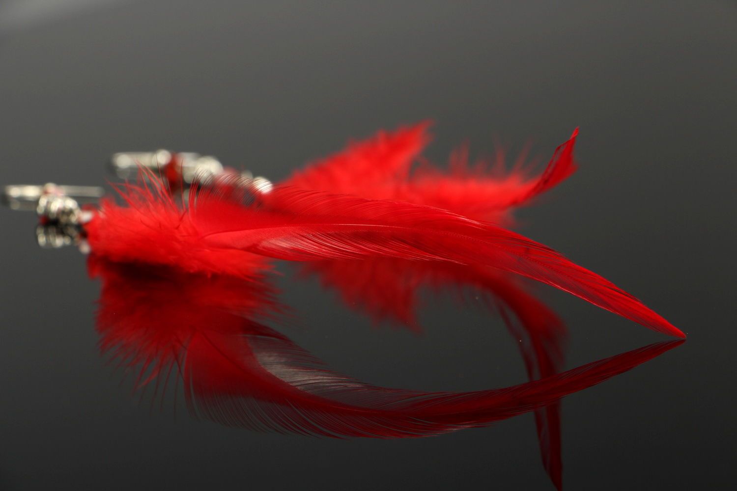 Boucles d'oreilles avec plumes rouges style ethnique photo 2