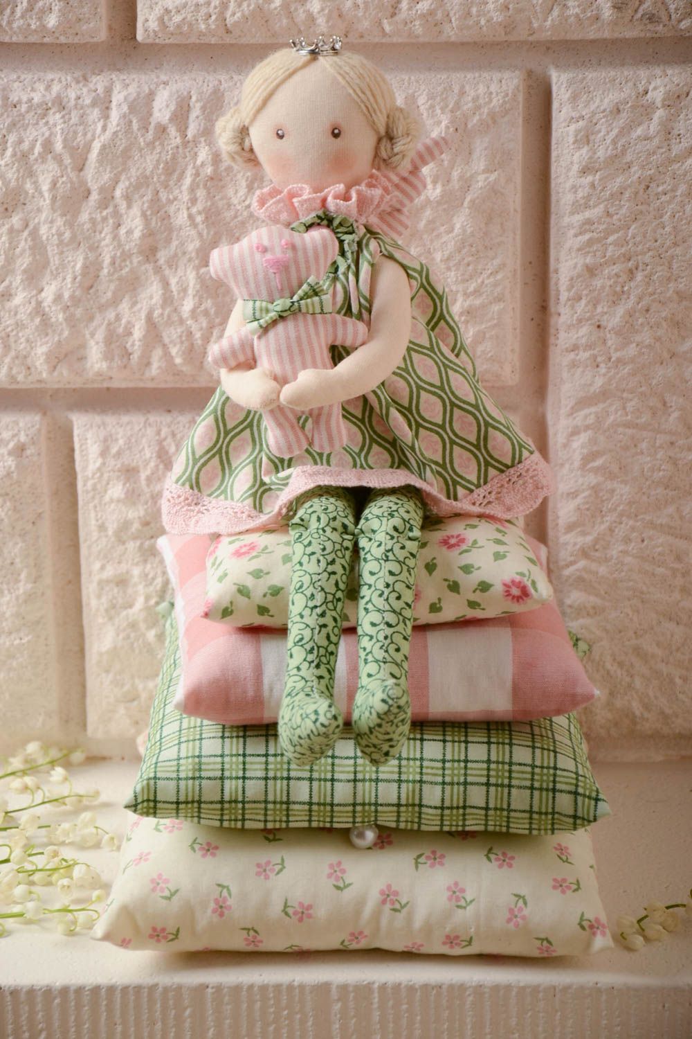 Muñeca de peluche de algodón artesanal Niña en almohadas con osito en manos foto 1