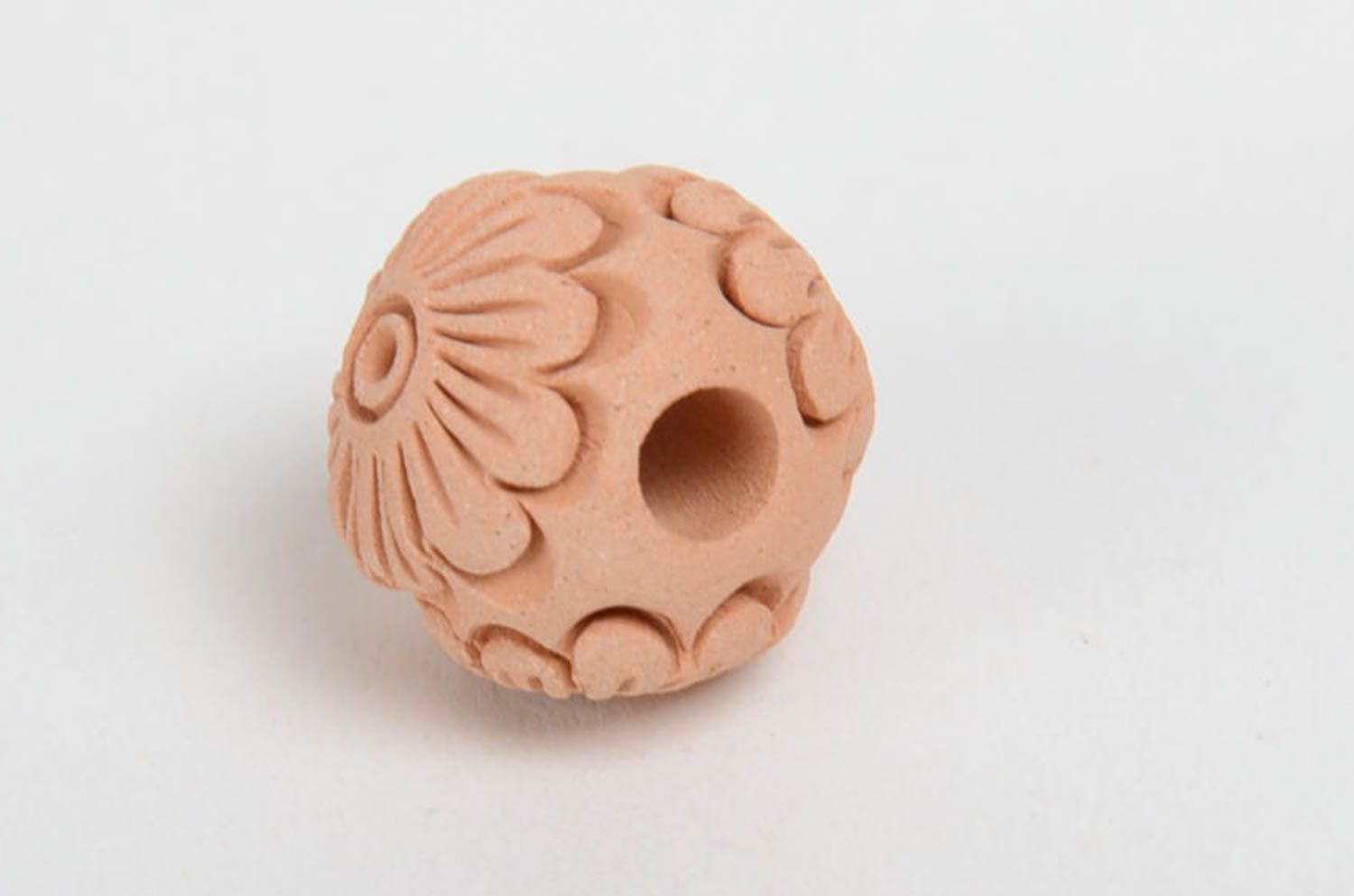 Красивая бусина из гончарной глины ручной работы с цветочным узором оригинальная фото 4