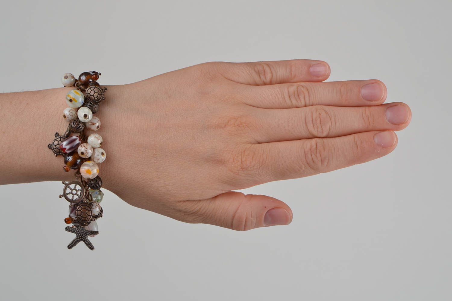 Bracelet avec breloques perles de verre et pierre naturelle original fait main photo 3
