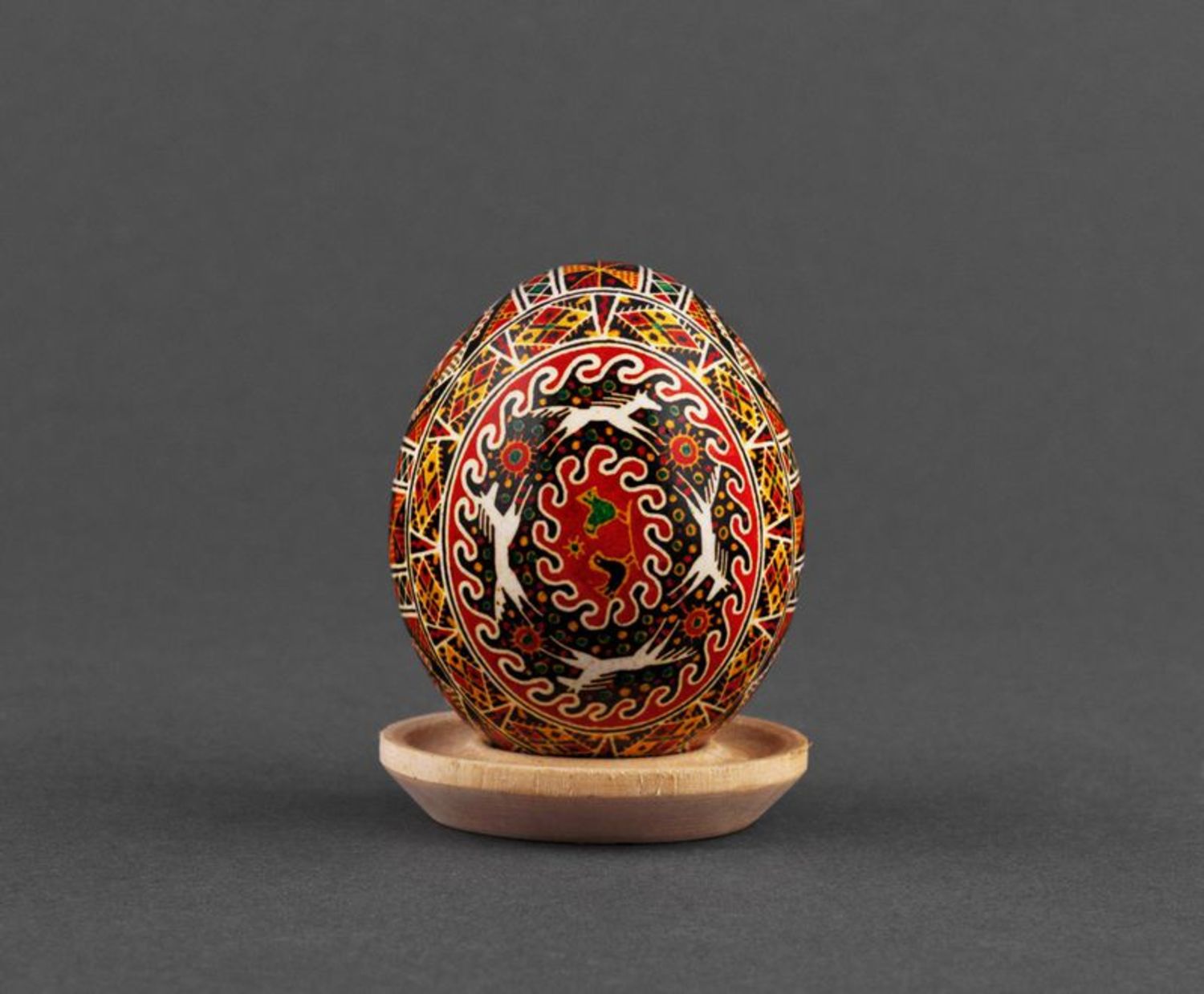 Huevo de pascua hecho a mano con ornamento elemento decorativo souvenir original foto 2