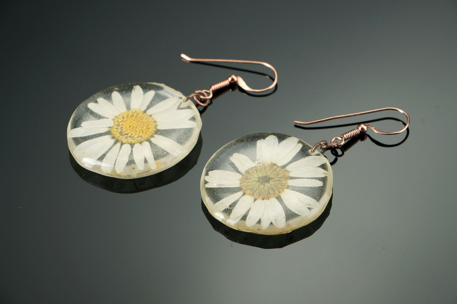 Earrings of daisies covered with epoxy resin photo 3