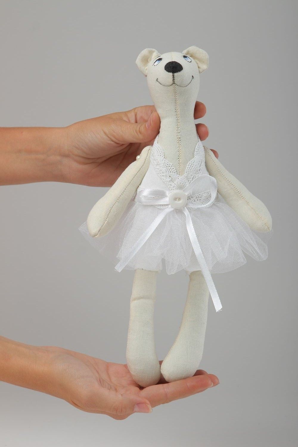 Juguete artesanal regalo para niño peluche original Osita con vestido blanco foto 3